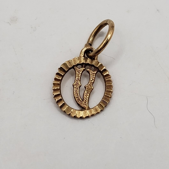10k Gold Circle Pendant Charm Letter V - Picture 7 of 9